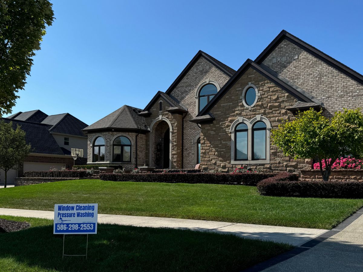 Professional window cleaning service in Macomb County MI